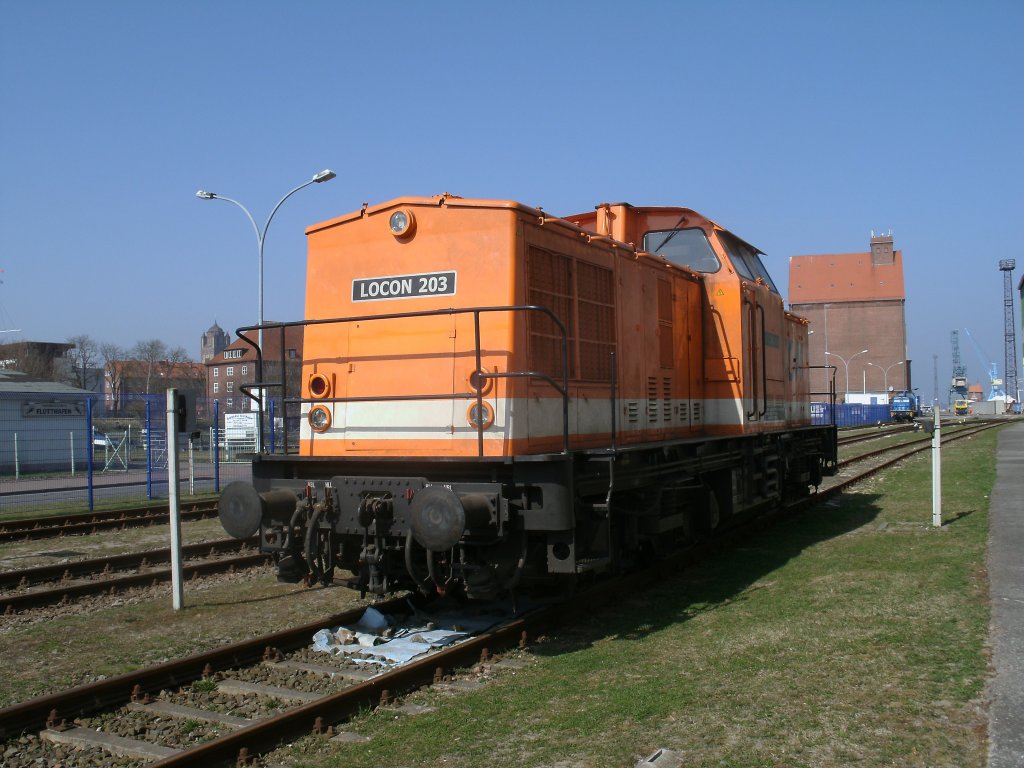 Durch das Hafentor entstand die Aufnahme von LOCON-203 und der PRESS 346 025,am 28.Mrz 2012,im Stralsunder Nordhafen.Beide Loks sind als Rangierloks im Nordhafen im Einsatz.