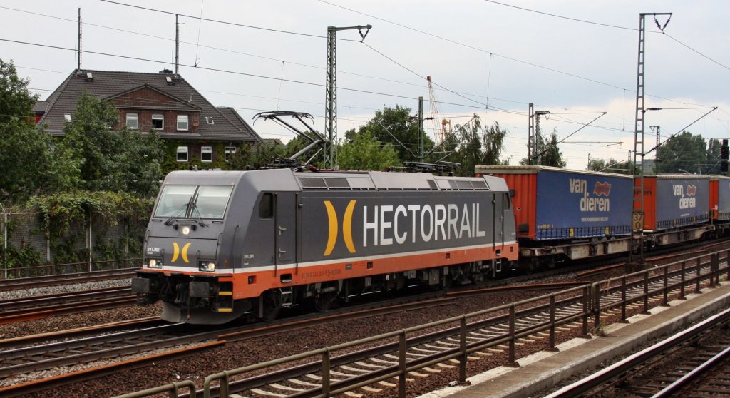 Durch Hamburg - Veddel kam am 19.08.10 die 241 001-5 von Hectorrail.