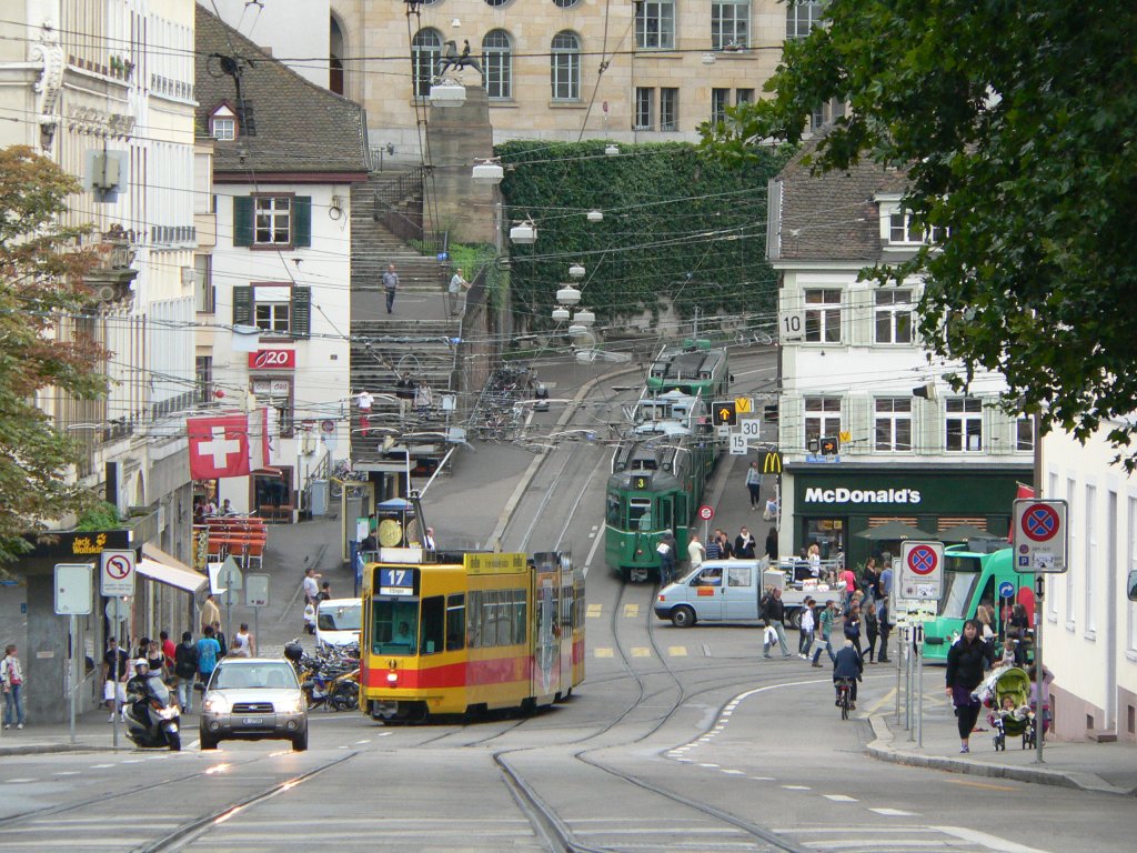 Durch die Hhenunterschiede am Barfsserplatz ergeben sich schne Fotomotive. Hier je eine Tram der BVB und der BLT in friedlicher Koexistenz. 26.7.2011