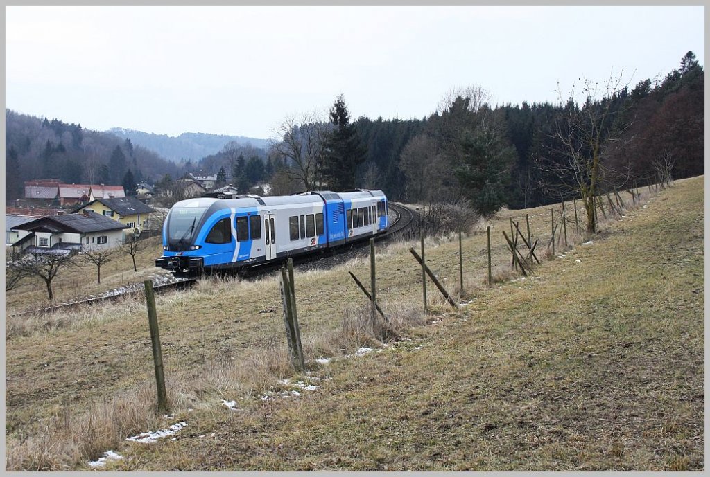 Durch das idyllische oststeirische Hgelland fhrt der 5062  S-Bahn Steiermark  als S31 Richtung Weiz. Lanitzhhe, 01.02.12 