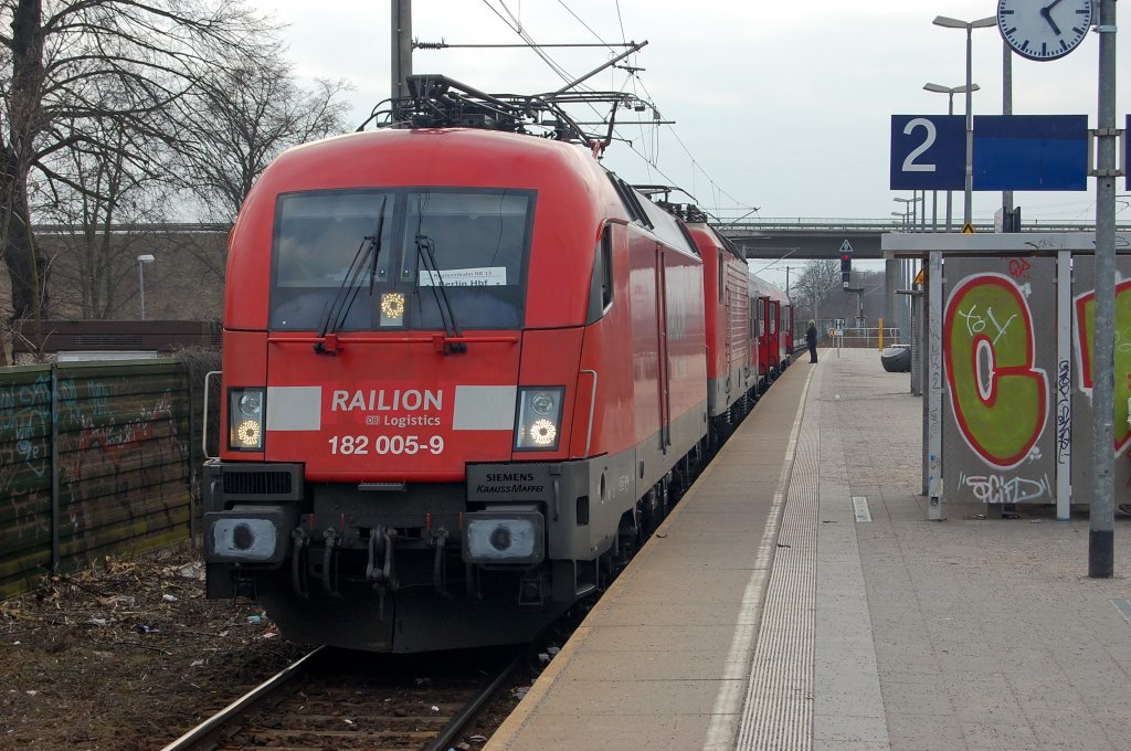 Durch eine Info habe ich erfahren das Heute die RB13 Wustermark - Berlin Hbf.(Tief) mit einer 182er bespannt ist. Also dann Heute nach Wustermark und die 182 005-9 auf die Karte gebrannt. Hinter der 182er war noch die 143 947-0 am Haken. 19.03.2010