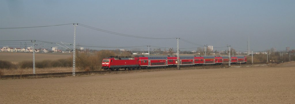 Durch eine karge Mondlandschaft fhrt BR 120.2 mit dem Hanse-Express von ROstock nach Hamburg, nahe der Ortschaft Sildemow.
02.Mrz 2011