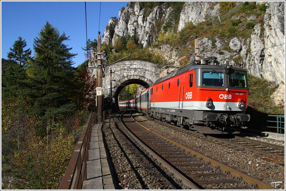 Durch den Krausel Tunnel nahe Breitenstein fhrt 1144 207 mit IC 534  sterreichischer Stdtebund  von Lienz nach Wien Meidling.  22.10.2010
