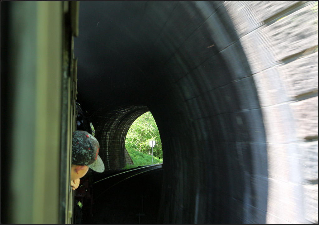 Durch den kurzen Tunnel - 

Nachdem die Bahn talabwärts den Großen Stockhalde-Tunnel (1700 Meter langer Kreiskehr-Tunnel) durchfahren hat, folgt den der Kleine Tunnel in der Stockhalde mit einer Länge von 85,5 Meter. 

Sauschwänzlesbahn, 16.06.2013 (M)