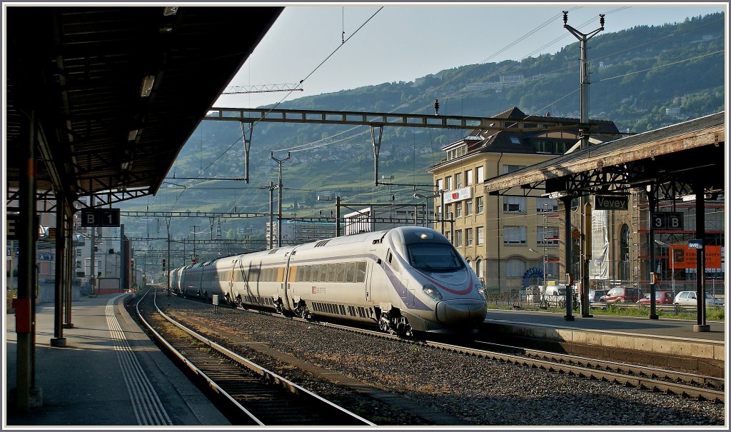 Durch Licht und Schatten fhrt der SBB ETR 610 als EC 41 bei seiner Durchfahrt in Vevey am 4. Juni 2010
