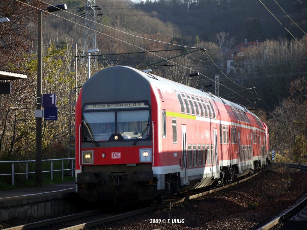Durch Licht und Schatten - Von RegioDB BR143 geschobene Dostogarnitur im Generationenmix auf Linie RE15 nach Hoyerswerda hlt am Hp. Niederwartha (25.11.2009) 