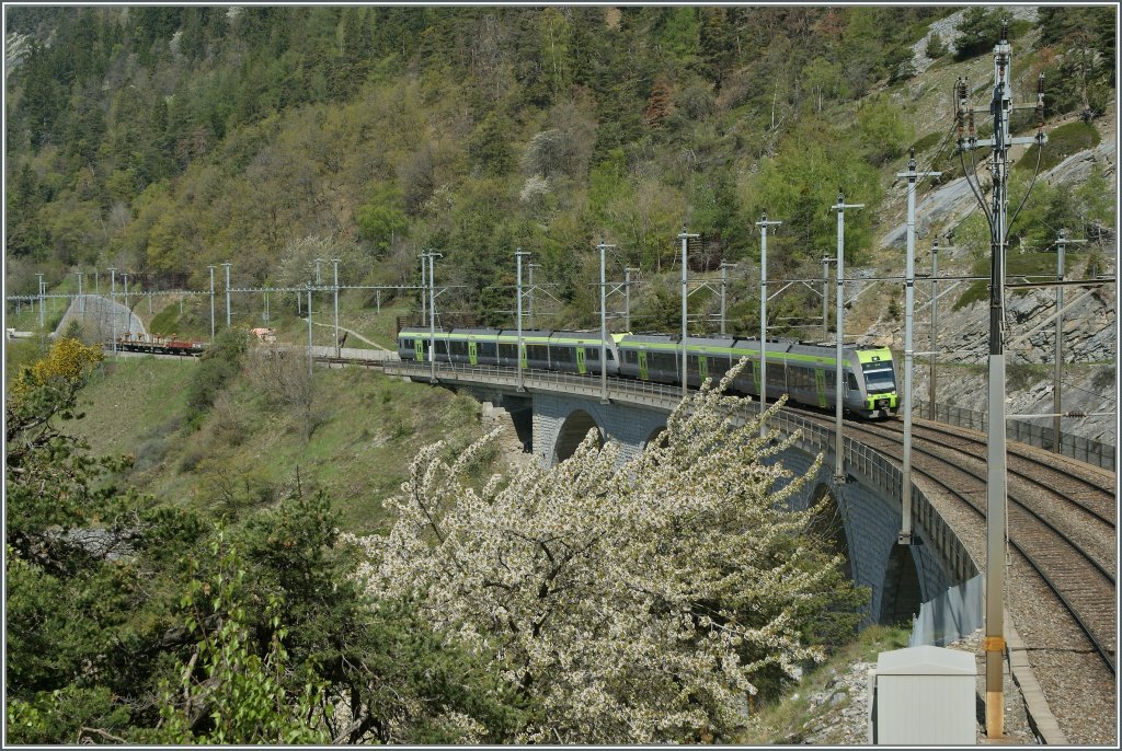 Durch den Mastenwald auf dem Luogelkin-Viadukt fahren zwei  Ltschberger  Richtung Brig.
4. Mai 2013