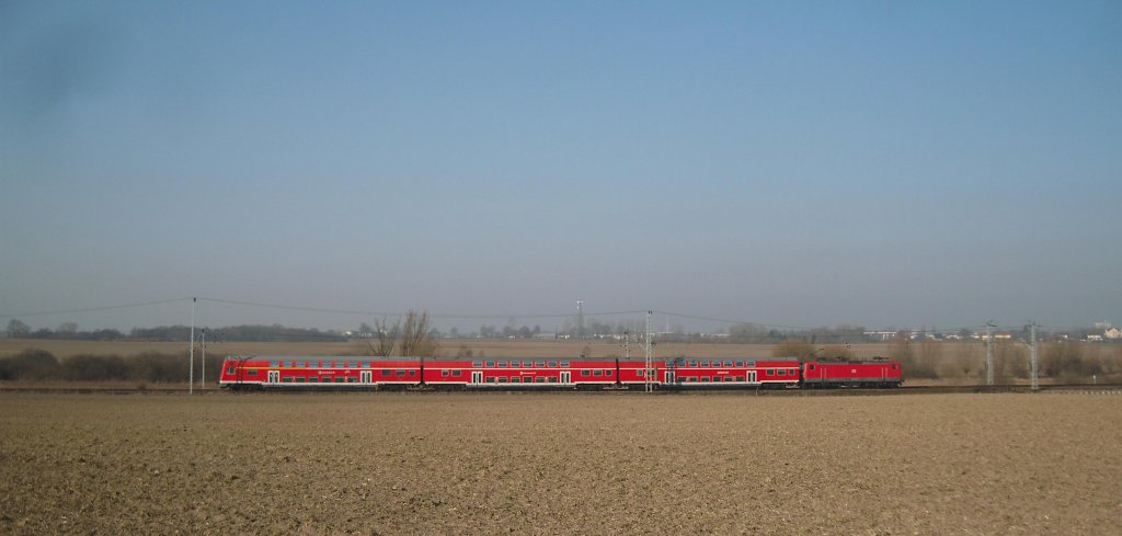 Durch die Mondlandschaft muss auch BR 143 mit der S2 von Gstrow nach Rostock.
02.03.2011
