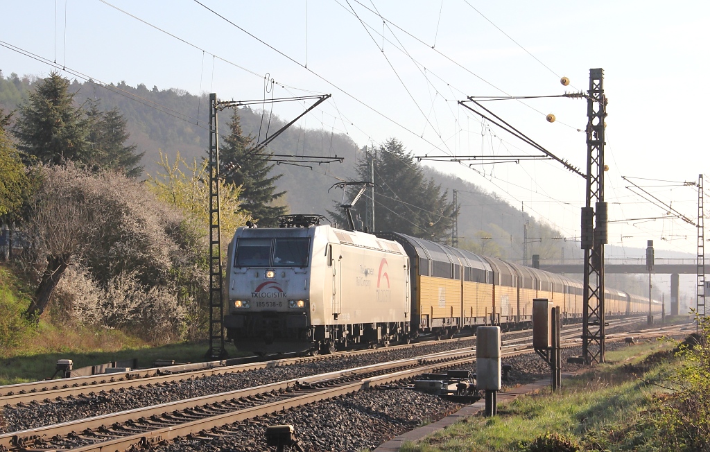 Durch den morgendlichen, sich allm�hlich aufl�senden Fr�hnebel kommt 185 538-6 mit geschlossenen ARS Autotransportwagen in Fahrtrichtung S�den. Aufgenommen am 21.04.2012 in Mecklar.
