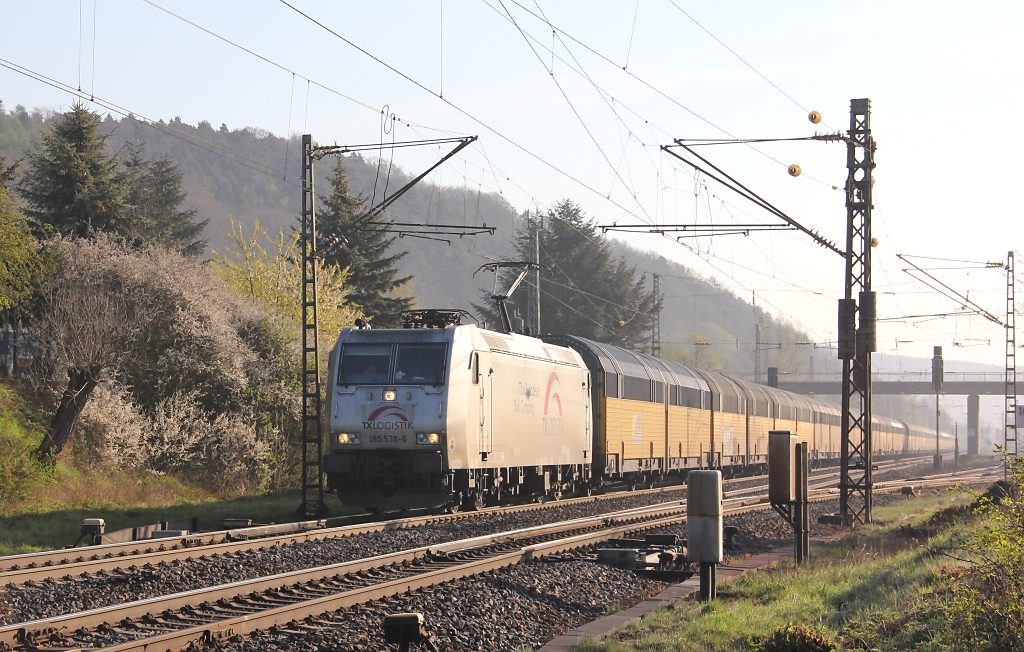 Durch den morgendlichen, sich allmhlich auflsenden Frhnebel kommt 185 538-6 mit geschlossenen ARS Autotransportwagen in Fahrtrichtung Sden. Aufgenommen am 21.04.2012 in Mecklar.