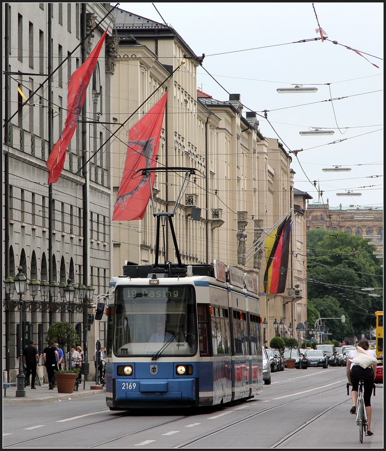 Durch Münchens Prachtstraße - 

Ein Straßenbahnwagen vom Typ R 2.2 durchfährt die Maximilianstraße. 

17.06.2012 (M)