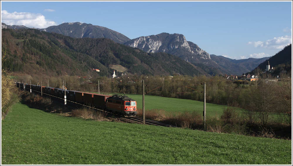 Durch die Murauen nahe Pernegg, fhrt 1142 566 mit einem Containerzug in Richtung Bruck an der Mur. Im Hintergrund die Ortschaften Pernegg und Kirchdorf.
28.3.2012