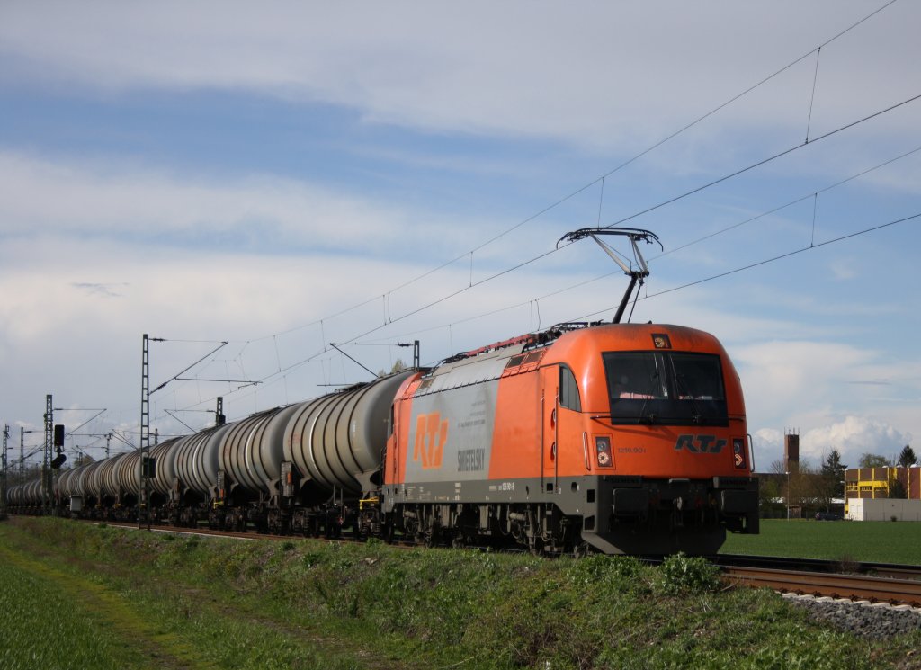 Durch Neuss - Allerheiligen fuhr am 21.04.12 der RTS Taurus 1216 901 mit seinen Kesselwagen.