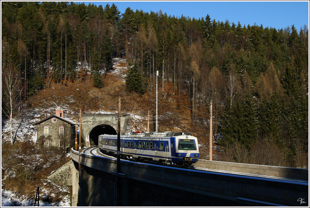 Durch den Pettenbachtunnel und �ber das H�llgraben Viadukt f�hrt 4020 239 als R 2953 von Payerbach-Reichenau nach Semmering. Zu meiner Freude hab ich festgestellt das die BR 4020 doch noch nicht vom Semmering verschwunden ist :O)  K�b 27.1.2012