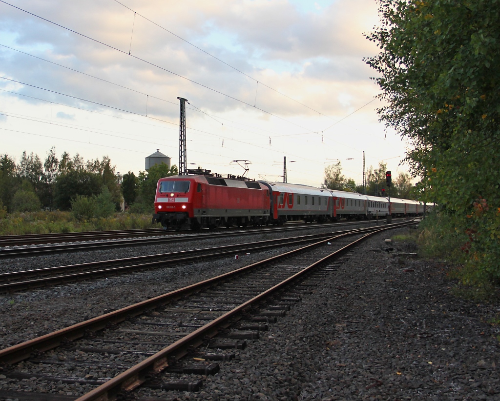 Durch reinen Zufall fuhr mir am Abend des 29.09.2012 der EN452 Paris-Moskau direkt vor der Haustr in Eschwege West vor die Linse. Wohl eine grorumige Umleitung. Gezogen wurde er von 120 118-5.