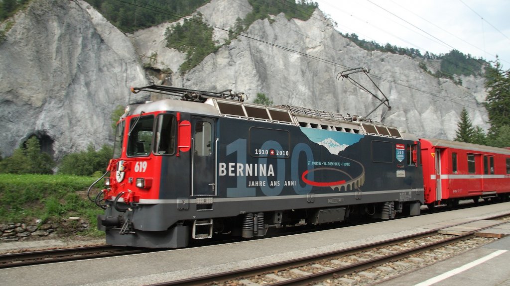 Durch die Rheinschlucht mit Ge 4/4 II 619  Samedan  und Werbung  100 Jahre Berninalinie  am 11.08.2010 mit kurzem Halt in Versam-Safien.