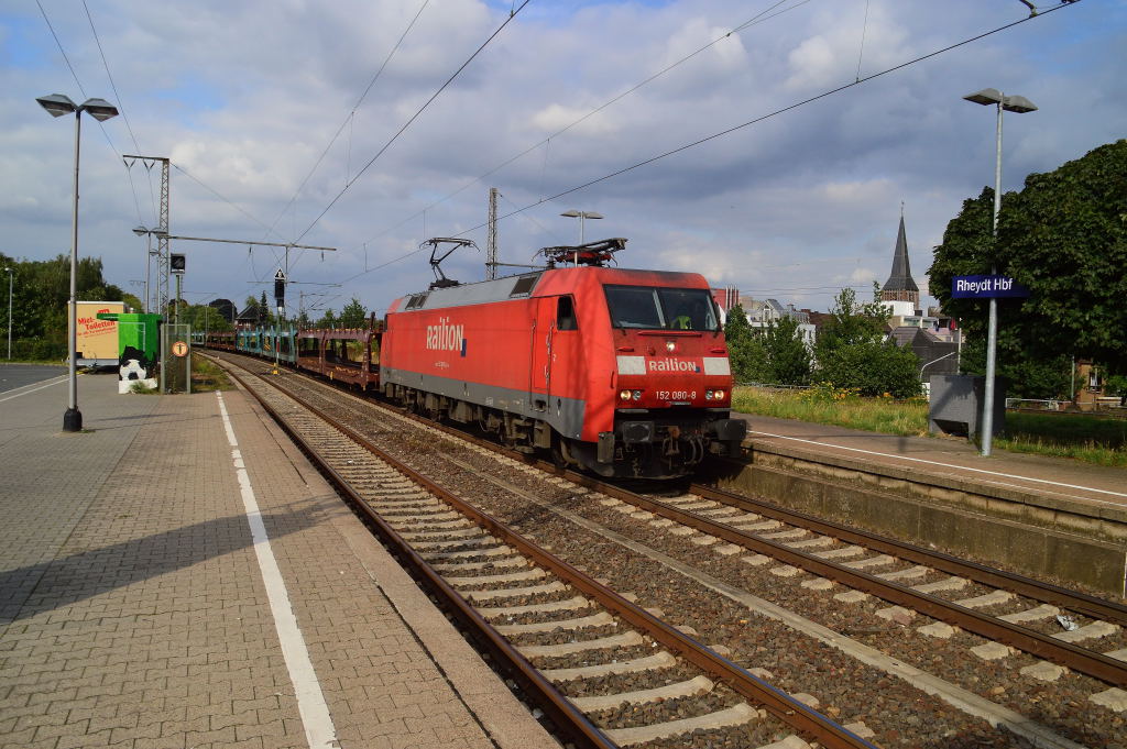 Durch den Rheydter Hbf fhrt die 152 080-8 mit eine Autotransporterleerzug in Richtung Aachen West.....es steht zu vermuten das sie ihn dort an ein anderes Bahnunternehmen bergiebt. 15.9.2012