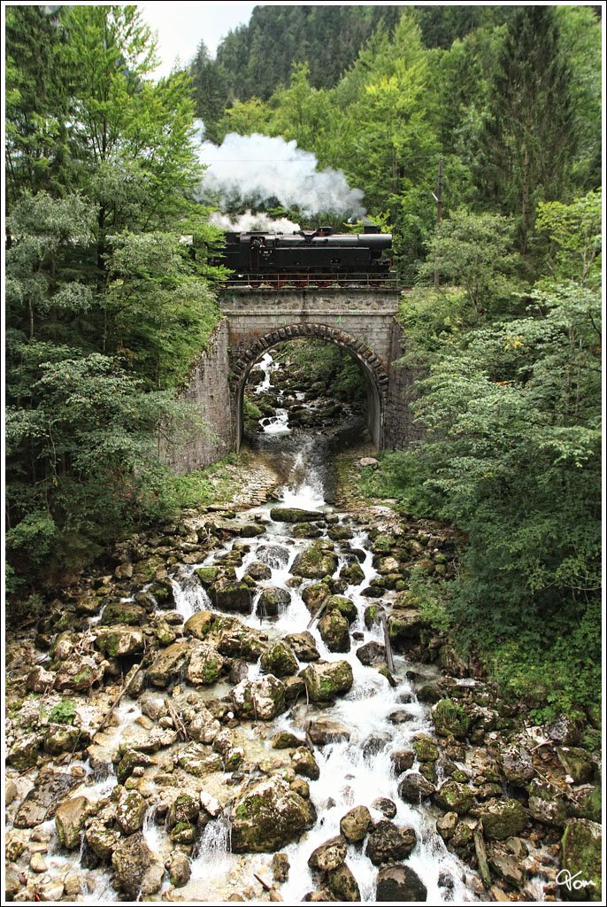 Durch das romantische Ges�use, dampft 78.618 mit Fotosonderzug 17254 von Hieflau nach Selzthal.   
Gstatterboden 11.8.2012