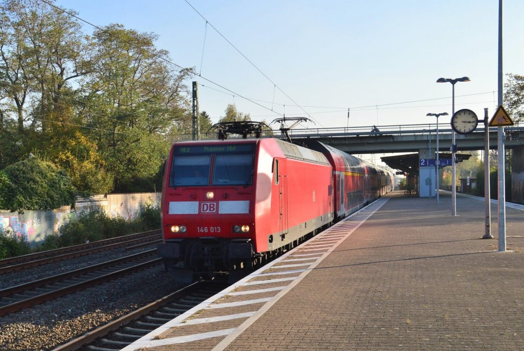 Durch die S-Bahnhaltestelle Angermund donnert mit hoher Geschwindigkeit die 146 013 mit einem Dostockzug als RE 2 nach Mnster. 28.10.2012