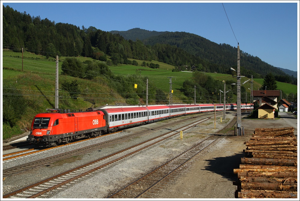 Durch den Scheiflinger Bahnhof, fhrt 1116 160 mit EC 630  easybank  von Villach nach Wien Meidling.26.08.2010
