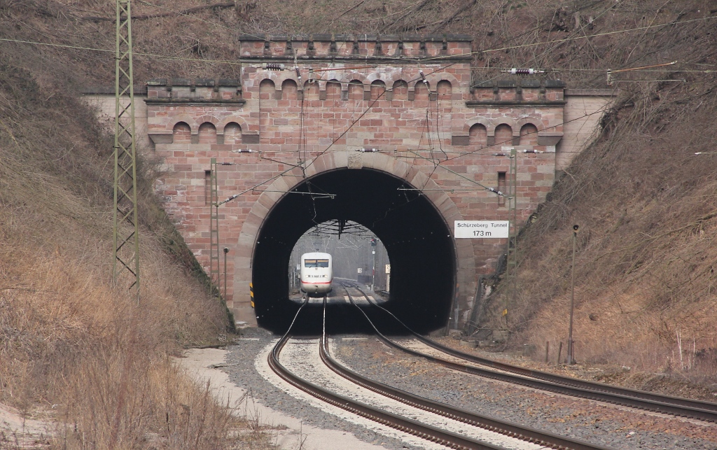 Durch den Sch�rzenberg Tunnel auf zwei herannahende ICE 2 Einheiten auf ihrem Weg gen S�den geblickt. Aufgenommen am 30.03.2013 bei Oberrieden.