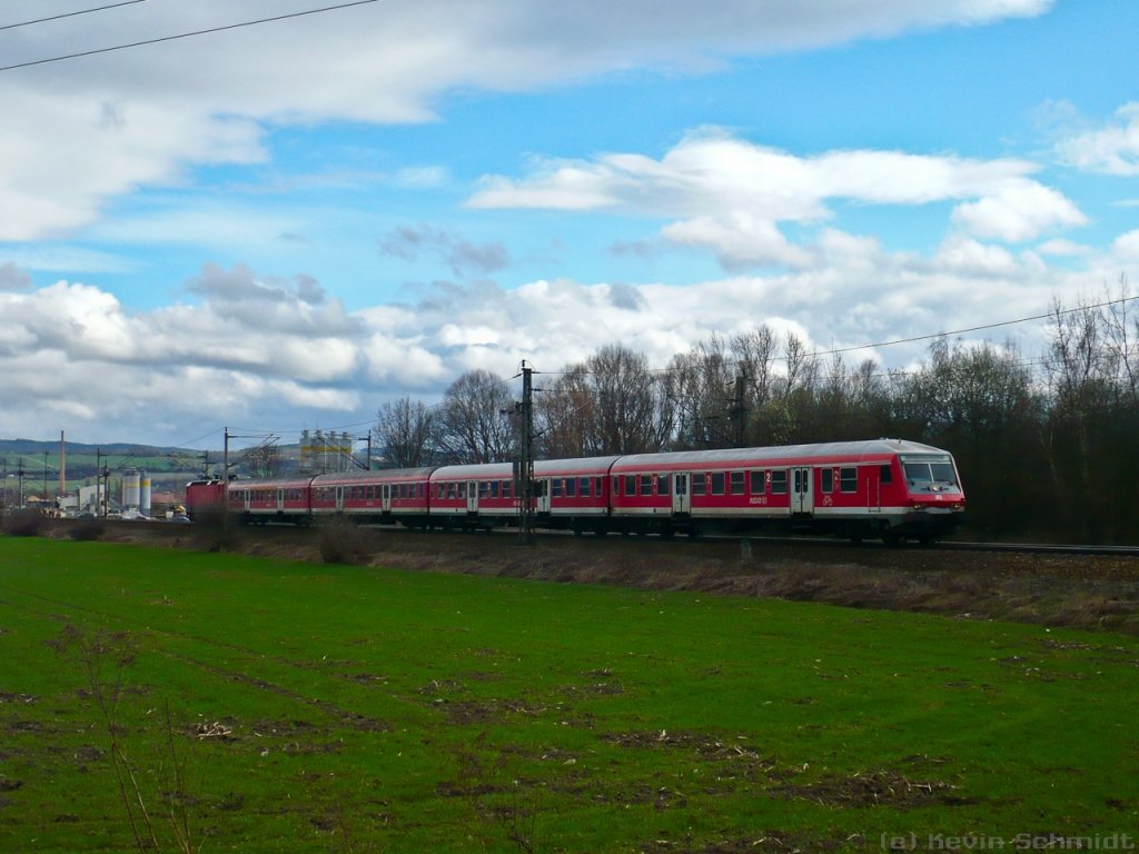 Durch die Sperrung des Bahnhofs Großheringen und die damit verbundene Kürzung der RB-Linie Eisenach - Halle auf Eisenach - Apolda sind nun insgesamt zwei zwischen Eisenach und Apolda nicht mehr benötigte Halberstädter-Garnituren auf der <a href= https://www.youtube.com/watch?v=DqaBPmjaGNA >Saalbahn</a> im Einsatz. Diese fahren als reguläre RB-Züge zwischen Saalfeld und Camburg und nach längerem Aufenthalt in Camburg ab Bad Kösen nach dem Fahrplan der RB-Züge nach Halle, die sonst von Eisenach kommen. Eine solche Halberstädter-Garnitur hat mit einer 143 am Zugschluss eben als RB nach Halle (Saale) Hbf den Bahnhof Saalfeld (Saale) verlassen. (29.03.2010)