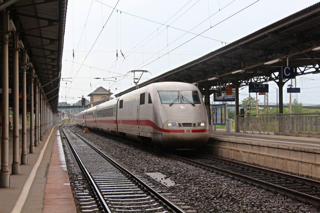 Durch die Sperrung der Elbbrcke in Lutherstadt Wittenberg werden smtliche Fernverkehrszge auf der Linie Leipzig-Berlin ab 08.06.13 ber Riesa und Elsterwerda umgeleitet. Hier ist 401 004-7 als ICE 1510 in Riesa unterwegs.
09.06.13