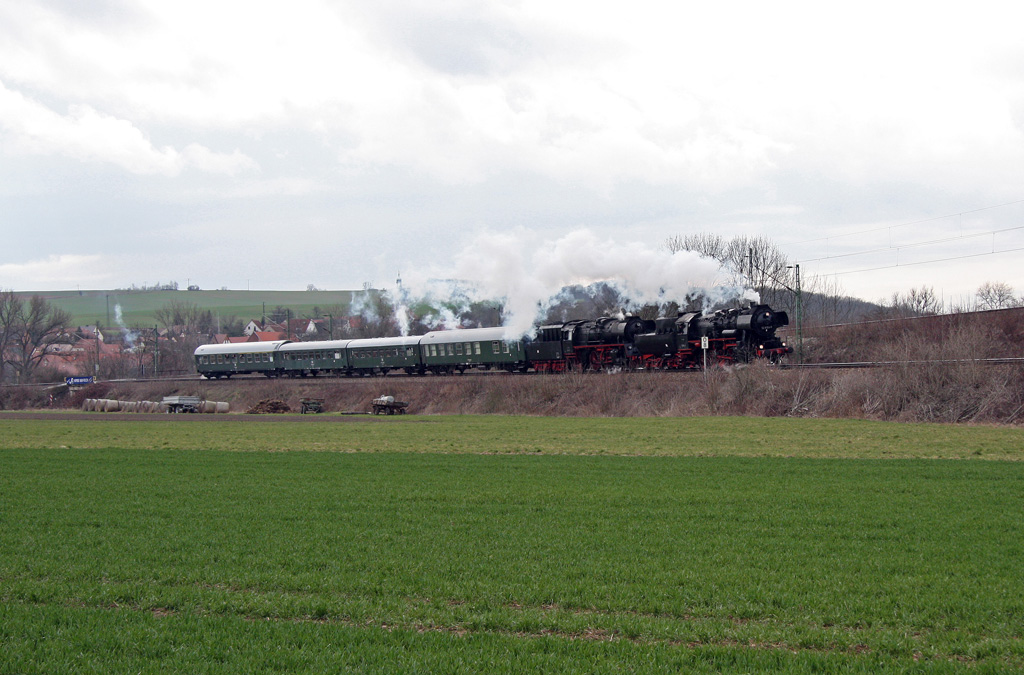 Durch Stra�enbauarbeiten vor Saaleck bin ich im wahrsten Sinne des Wortes auf der Strecke geblieben. So entstand das letzte Foto des Tages am Abzweig Gro�heringen. �ber Naumburg und Wei�enfels brachte der Sonderzug seine Fahrg�ste zur�ck nach Leipzig.
