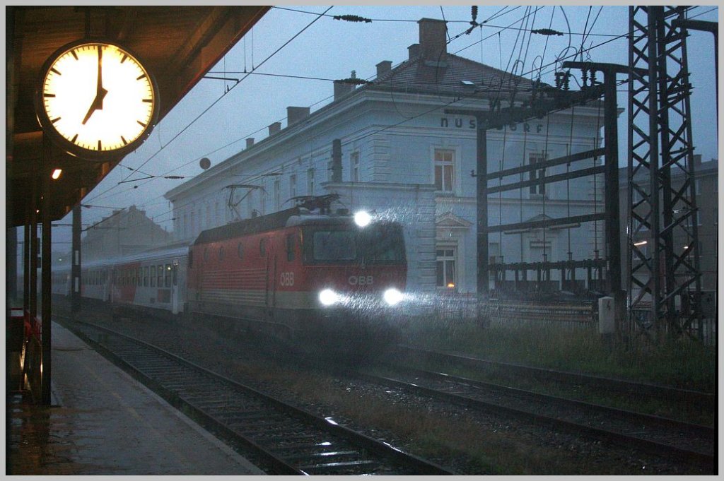 Durch den strmenden Regen fhrt diese 1144 mit REX 7138 Richtung Krems/Donau durch Wien Nudorf. 08.06.11