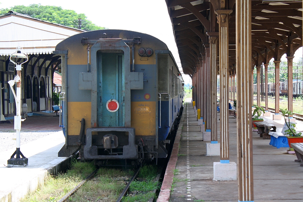 Durch das Stürzen des ORD 455 (Nakhon Si Thammarat - Yala) im Bf. Khao Chum Thong Junction befindet sich der บสพ.62 (บสพ. = BTV./Bogie Third Class & Van) nun am Zugschluß; 27.Oktober 2010.