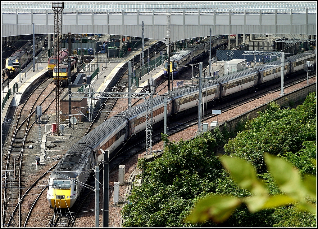 Durch die Tallage bietet sich ein ungewhnlicher Blick aus der Vogelperspektive auf den Hauptbahnhof von Edinburgh, hier mit einem ausfahrenden Dieselschnellzug der East Coast Line. 13.7.2013