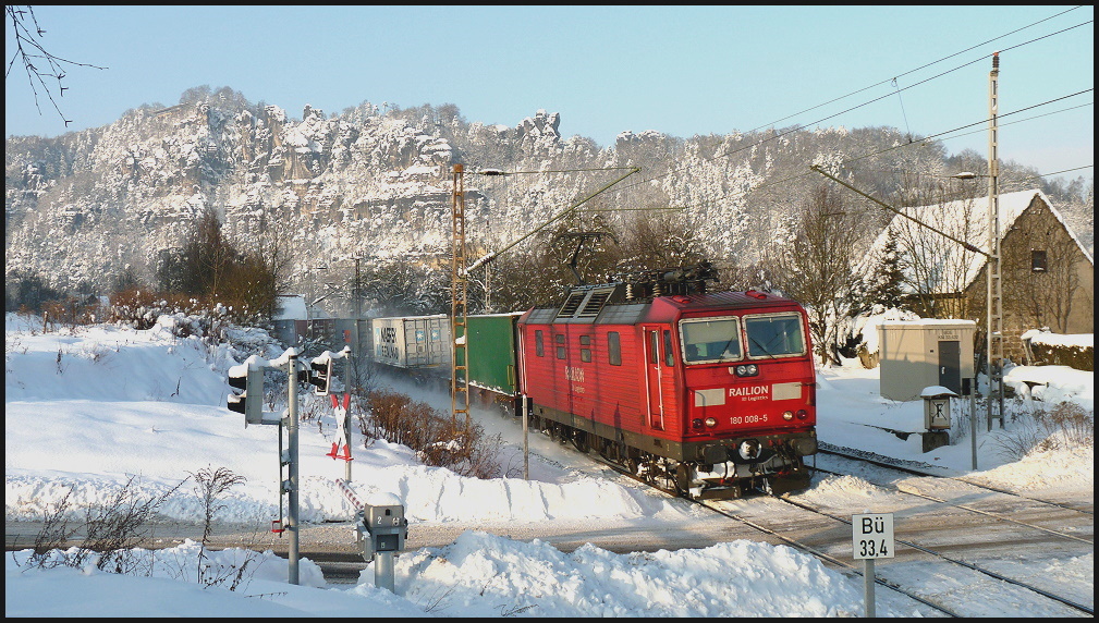 Durch Traumlandschaft zieht Railion 180 008 diesen Containerzug am 29.12.2010 gen Sden in Richtung Tschechische Republik, keine 10 Minuten spter wird er den Grenzbahnhof Bad Schandau erreichen.