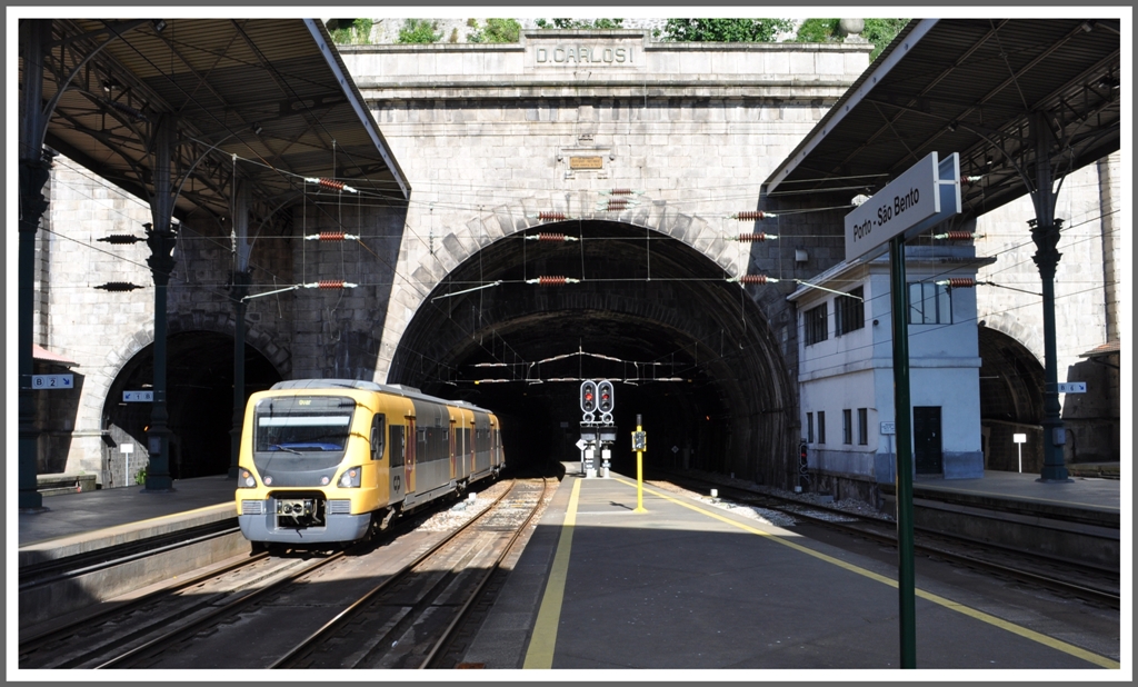 Durch den Tunnel Dom Carlos I erreicht ein 3400er den Altstadtbahnhof Porto So Bento. (14.05.2011)