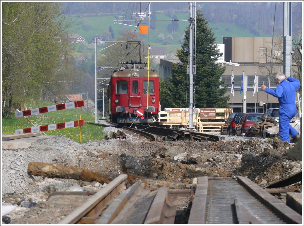 Durch den Umbau und Erweiterung des Bahnbergangs ber die Thalerstrasse wurde die Endstation Heiden 200m Richtung Rorschach verschoben und eigens ein Holzperron errichtet. (27.04.2010)