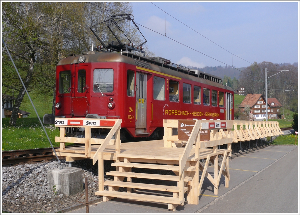 Durch den Umbau und Erweiterung des Bahnbergangs ber die Thalerstrasse wurde die Endstation Heiden 200m Richtung Rorschach verschoben und eigens ein Holzperron errichtet. (27.04.2010)