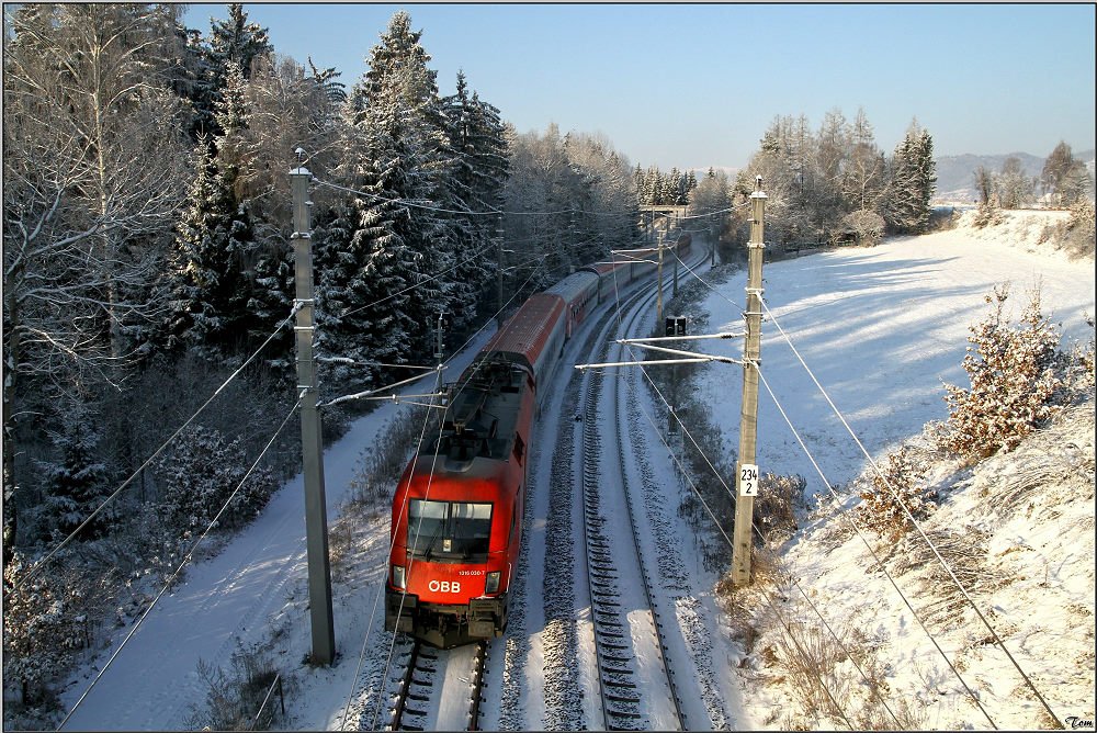 Durch die verschneiten Murwlder nahe Zeltweg fhrt 1016 030 mit IC 534  sterreichischer Stdtebund  von Villach nach Wien Meidling.
20.12.2009