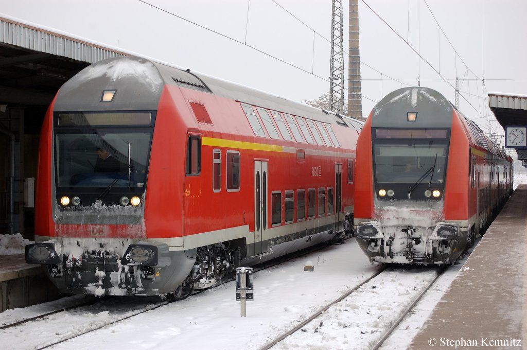 Durch Versptungen war dieses Bild in Magdeburg mglich. Links auf Gleis 6 steht der RE (RE 17687) nach Leipzig Hbf geschoben von der 143 151-9. Rechts auf Gleis 7 steht die RB (RB 27515) nach Burg(Magdeburg) und geschoben wurde er von der 143 130-3. 29.12.2010
