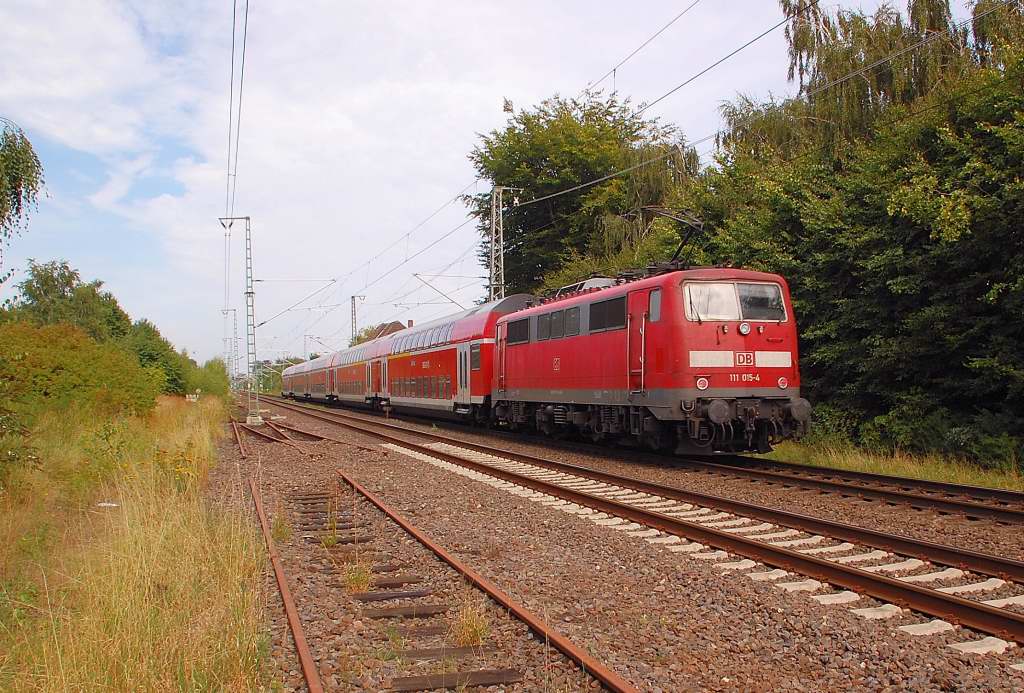 Durch Wickrath in Richtung Rheydt schiebt hier die 111 015-4 am frhen Sonntagnachmittag eine RE4 nach Dortmund. 2.9.2012
