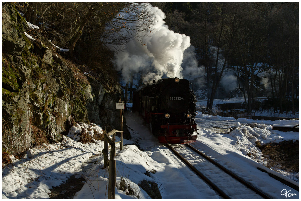 Durch das winterliche Selketal, dampft 99 7232  mit dem HSB Zug 8961 von Gernrode nach Harzgerode.
Alexisbad 5.3.2013