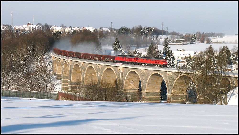 Durch wunderschne Winterlandschaft ist am 16.12.2010 dieses Doppelgespann in Richtung Chemnitz-Kchwald unterwegs, hier im Bild festgehalten als der Zug gerade das Bahrabachtal-Viadukt berquert. 