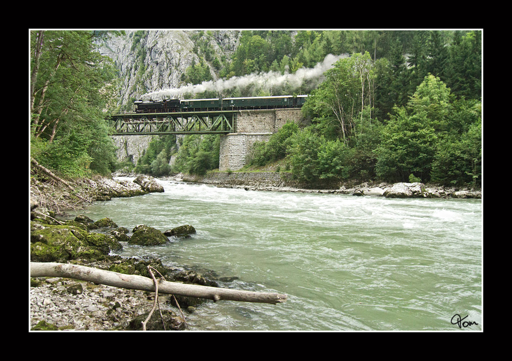 Durch das wunderschne Gesuse, fhrt 78.618 mit 17254 von Hieflau nach Selzthal, hier bei der Gesuseeingang-Brcke nahe Krumau. 11.8.2012