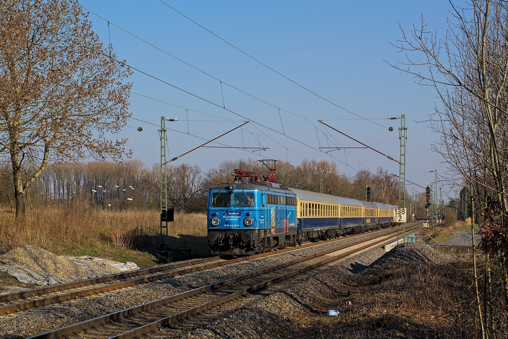 Durchaus ansehnlich prsentierte sich am 7.4.2013 der Zug vom Eurostrand Mosel. Bei Bockum-Hvel fhrt er an 2 Fotografen vorbei