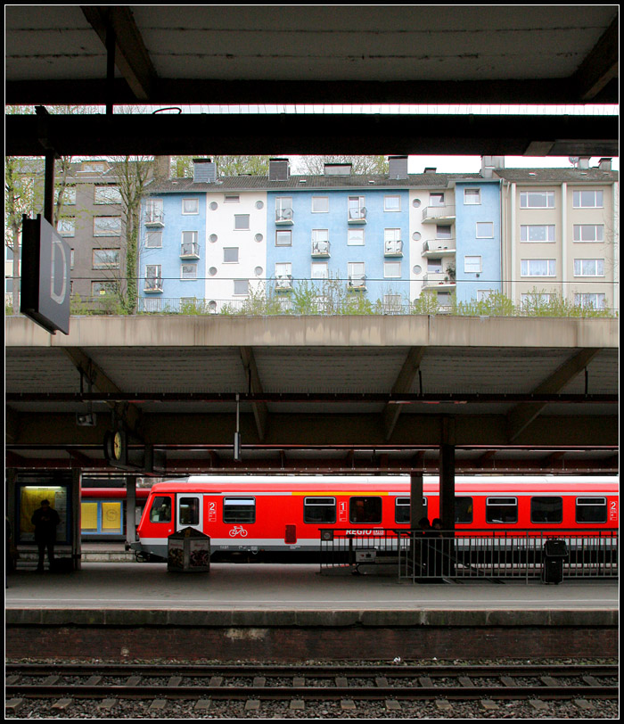 Durchblick / Ausblick - 

Hauptbahnhof Wuppertal: Hier haben mich die zwei sehr unterschiedlichen Durchblicke fasziniert, einmal zu dem rot leuchtenden Triebwagen und darüber zu den erhöht stehenden Wohnhäusern. Dazwischen die eher dunklen Bildteile mit Bahnsteig und den -dächern. 

12.04.2011 (M)