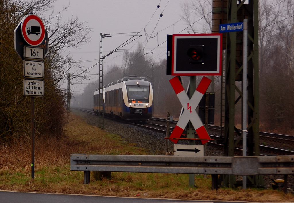  Durchblick ! Ansicht durch den Schilderwald auf eine Doppeleinheit 648ziger der NWB im Einsatz auf der Linie RE10 nach Kleve am B Strmper Weg bei Krefeld am 10.3.2012