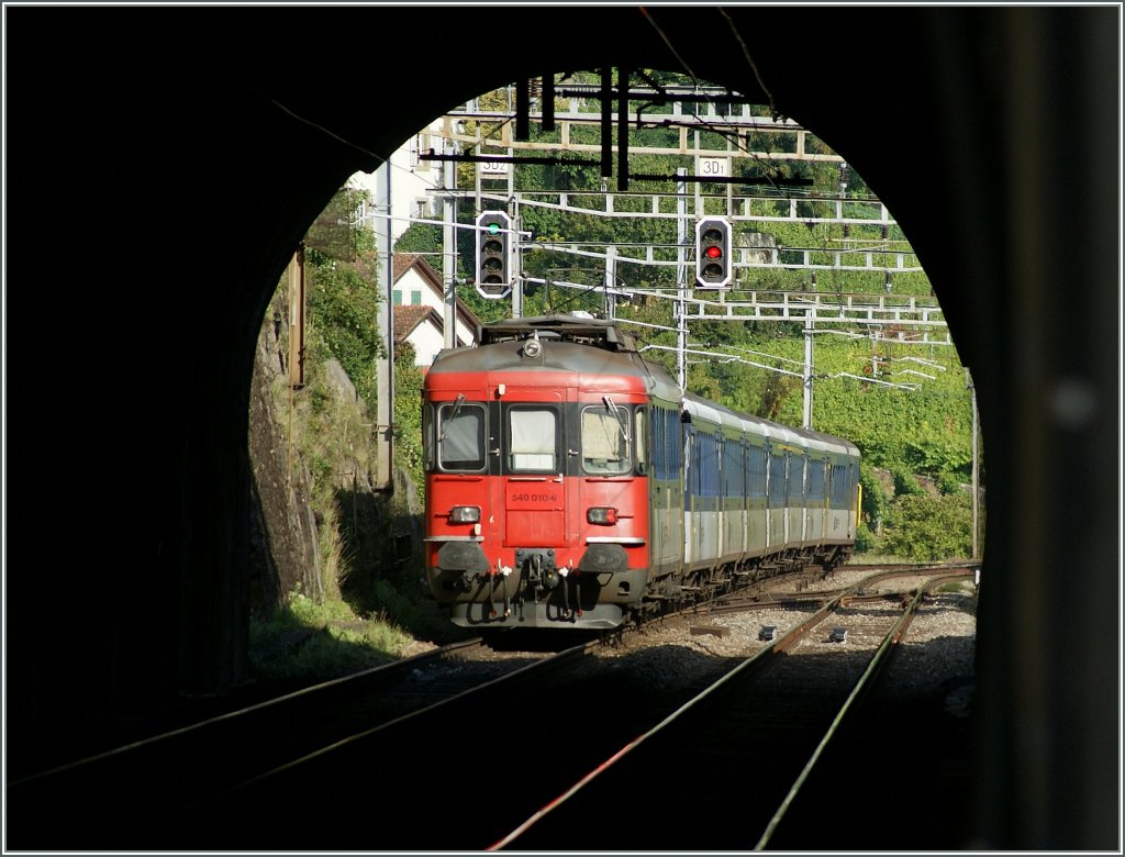 Durchblick durch dem 136 m langen  Tour-de-Bertholod -Tunnel : Vom Bahnsteig 1 in Lutry mit viel Zoom, habe ich den RE 2739 nach St-Maurice fotografiert. Der RBe 540 010-6 besorgt die Traktion des RE. 
2. August 2011