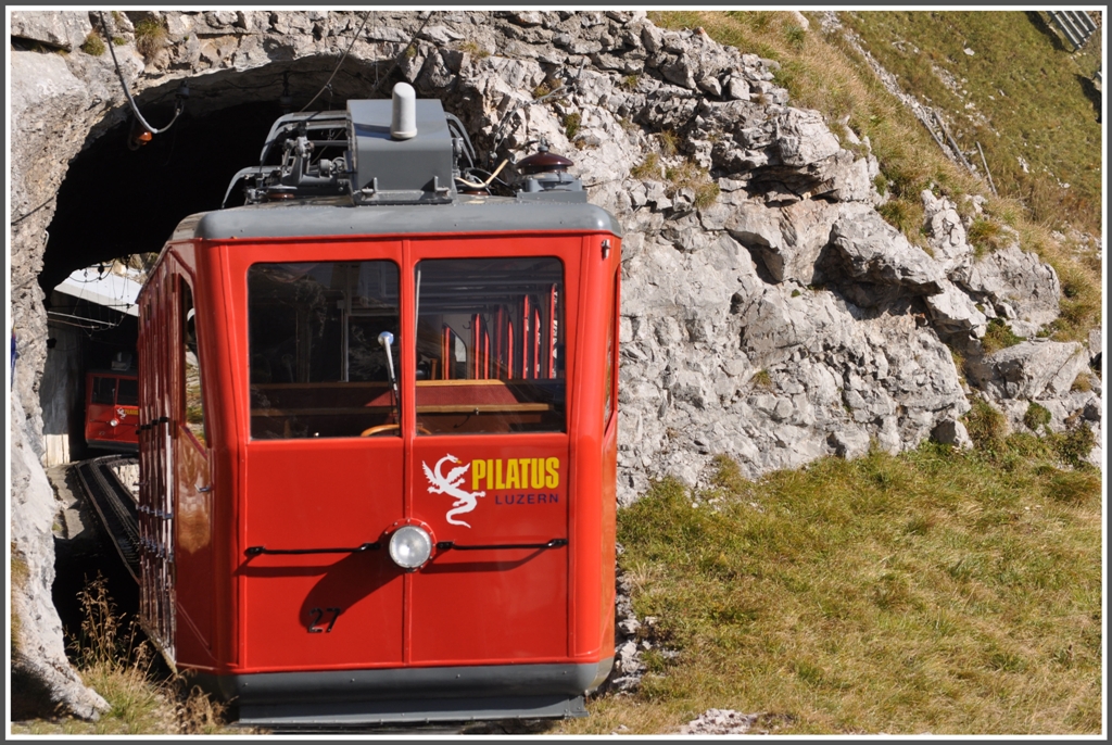 Durchblick durch den Eseltunnel in den Roseggtunnel mit Triebwagen 27 und 22. (04.10.2011)