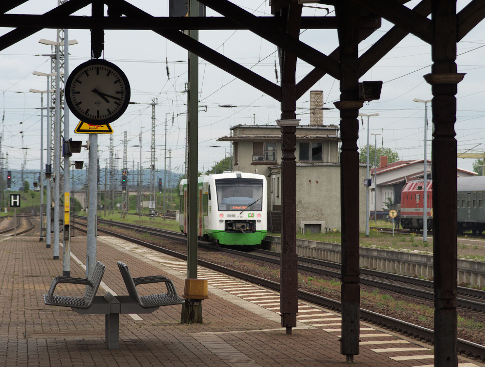 Durchblick durch die schne Bahnsteigkonstruktion des Bahnhofes in Leinefelde auf VT 008 - Regio Shuttle der Erfurter Bahn.
25.05.2013
