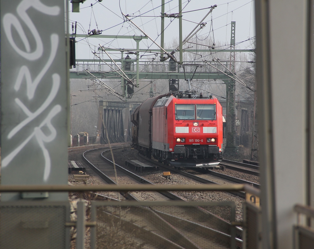 Durchblick: Durch den Treppenaufgang zum Bahnsteig in Hannover Linden/Fischerhof wurde 185 190-6 mit ihrem gemischten Gterzug in Richtung Seelze fotografiert. Aufgenommen am 17.03.2012.