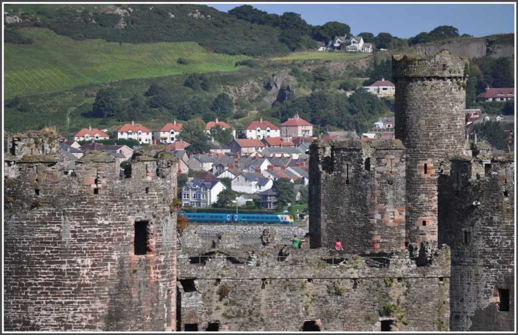 Durchblick durchs Schloss Conwy auf einen Arriva Regio von Llandudno nach Llandudno Junction bei Deganwy. (03.09.2012)