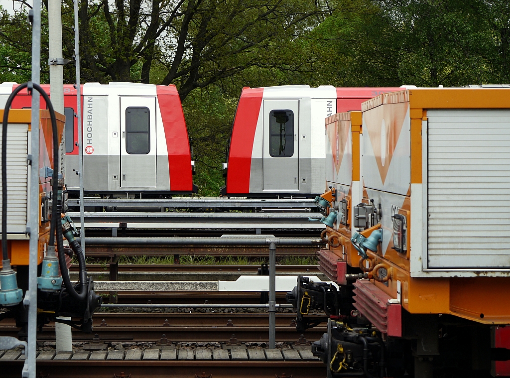 Durchblick: hinter den altgedienten Arbeitloks die Zukunft des Hamburger U-Bahn-Wagenparks - der DT5. 12.5.2013